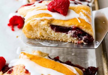 Raspberry Cream Cheese Crescent Ring